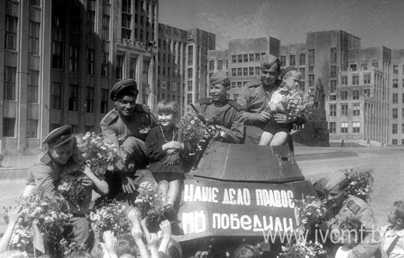 9мая2_Встреча-советских-воинов-победителей-в-Минске,-май-1945-года.jpg